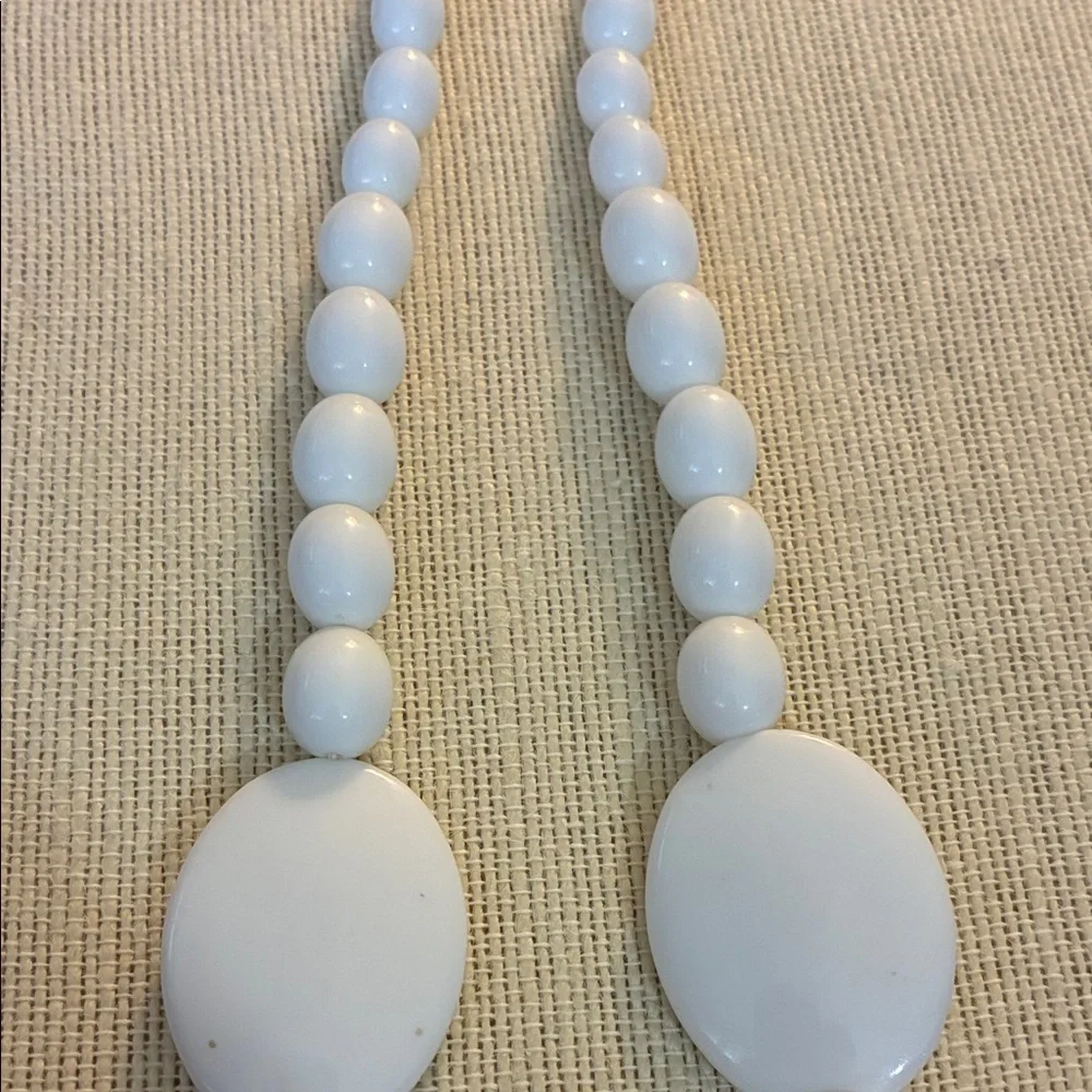 Elegant vintage White Beaded Necklace